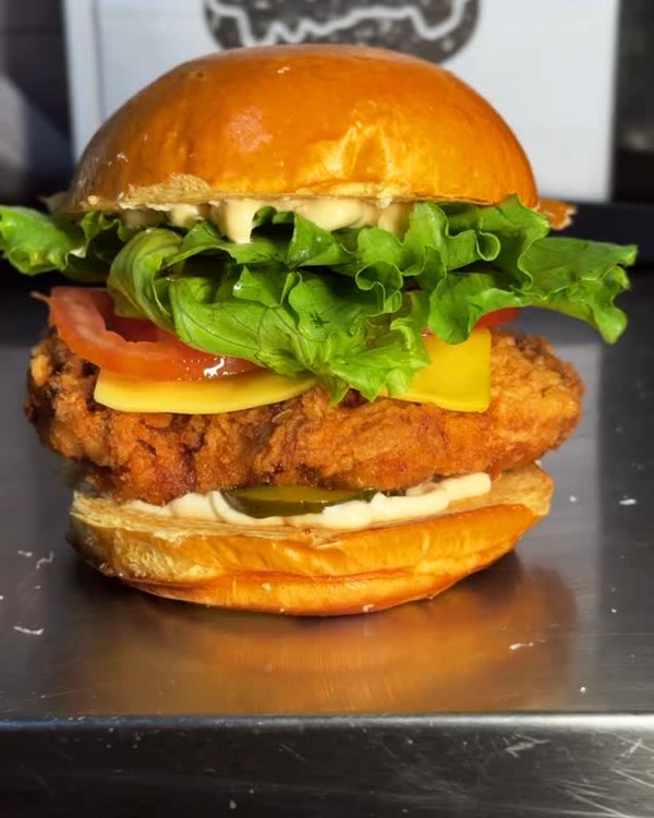Burger de frango empanado com alface e tomate