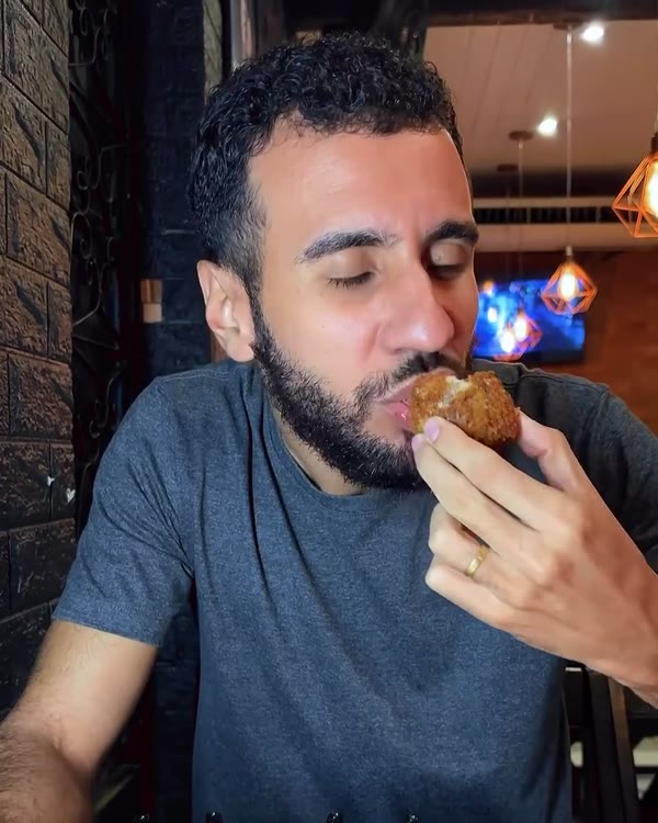 Cliente provando um bolinho sem massa