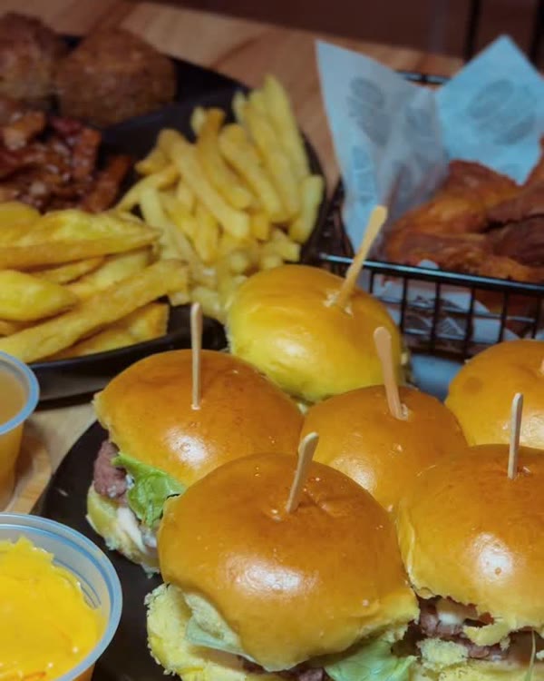 Mini burgers do rodízio com fritas e molho