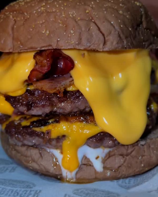 Burger Tartaruga com cheddar escorrendo